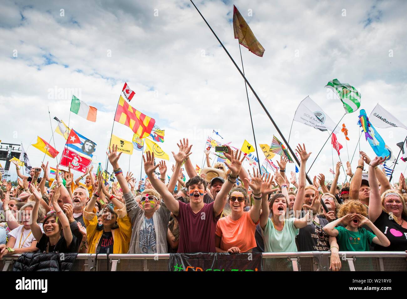 Crowd singing along hires stock photography and images Alamy