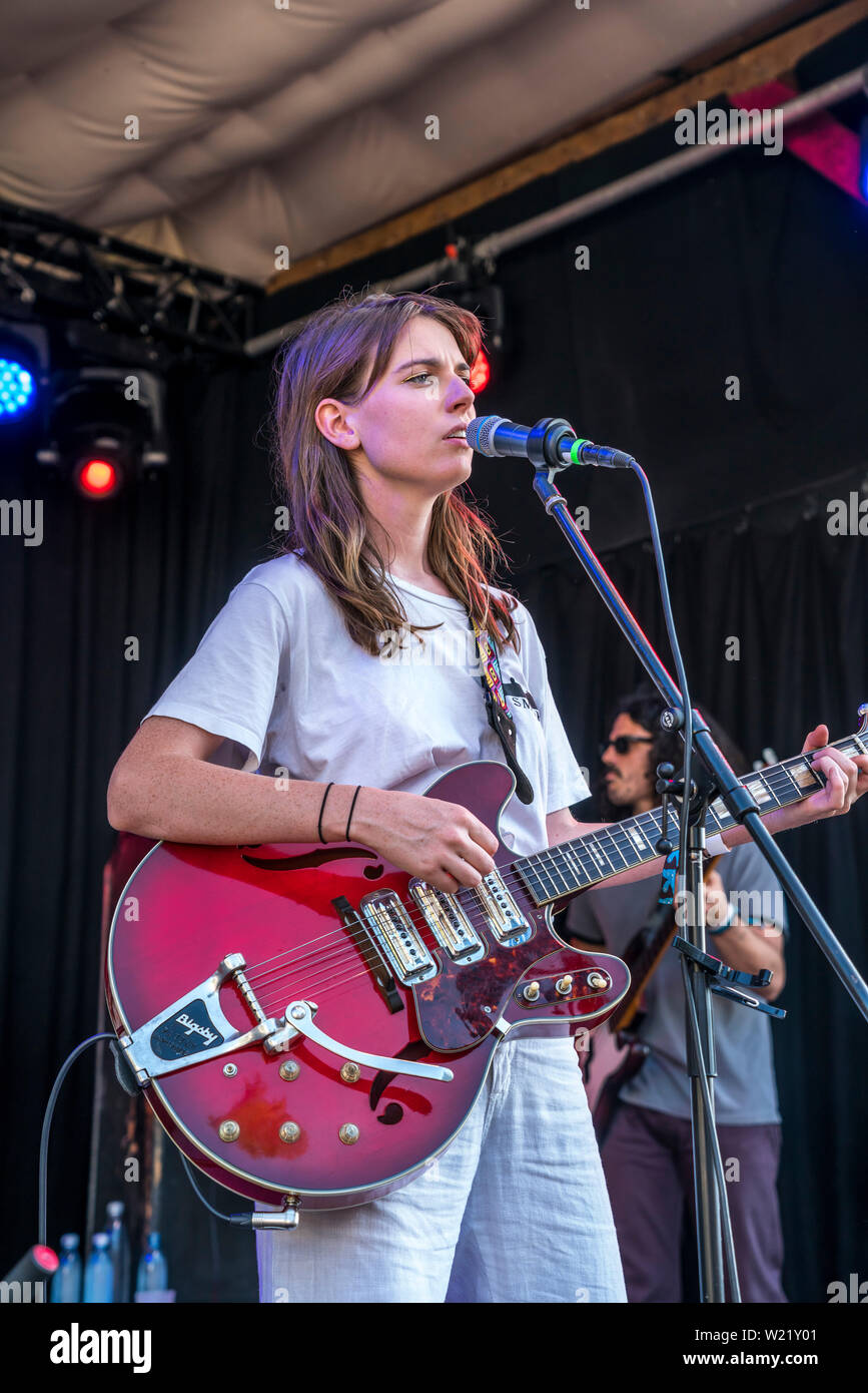 Die Sängerin Angie McMahon aus Melbourne, Australien, Orange Blossom Special Festival, Beverungen, Ostwestfalen, Deutschland  | Singer Songwriter Angi Stock Photo