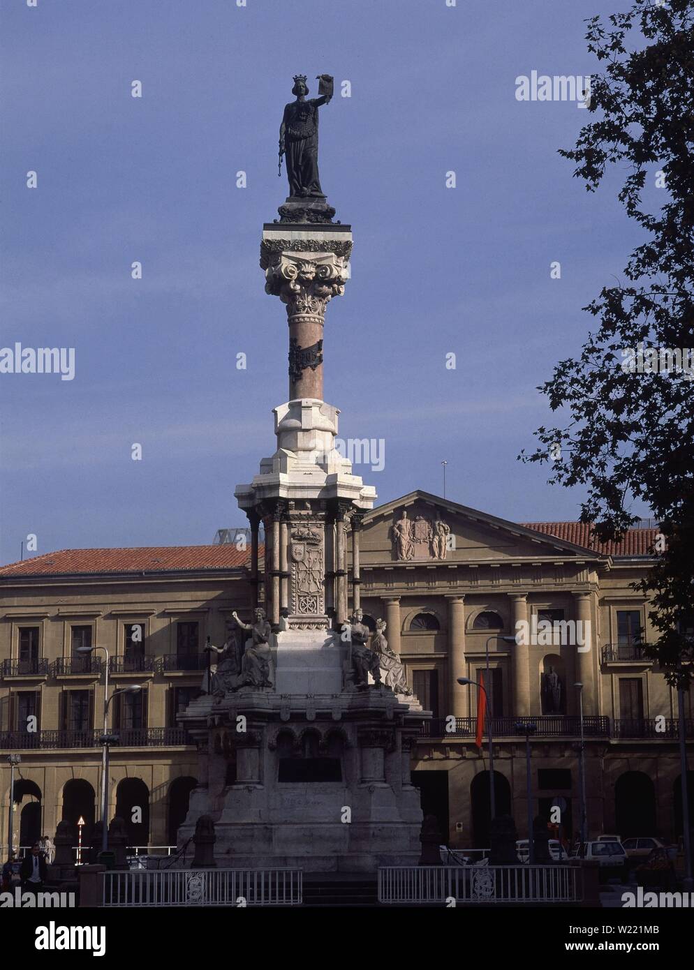 Monumento los fueros de navarra hires stock photography and images Alamy