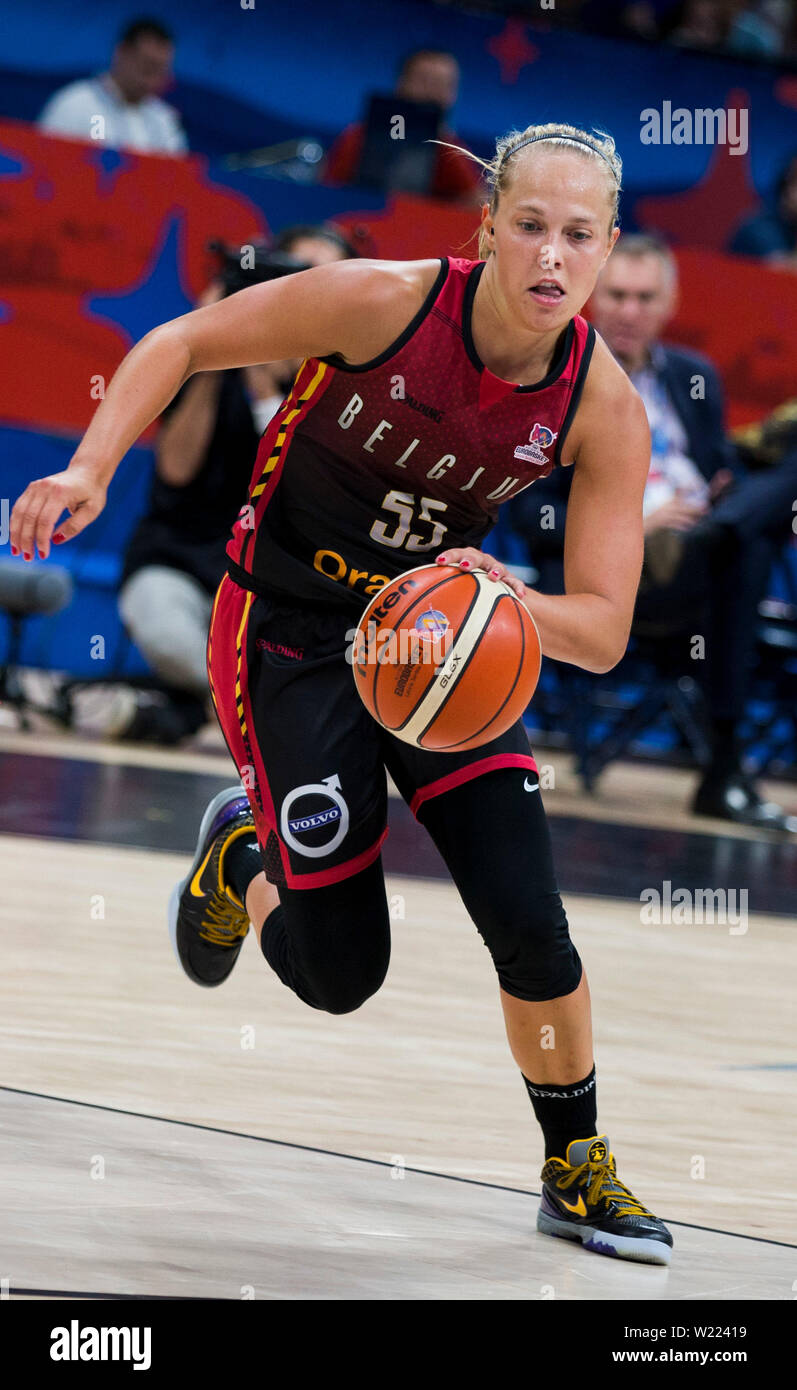 Julie Allemand of BEL drives to the basket Stock Photo - Alamy