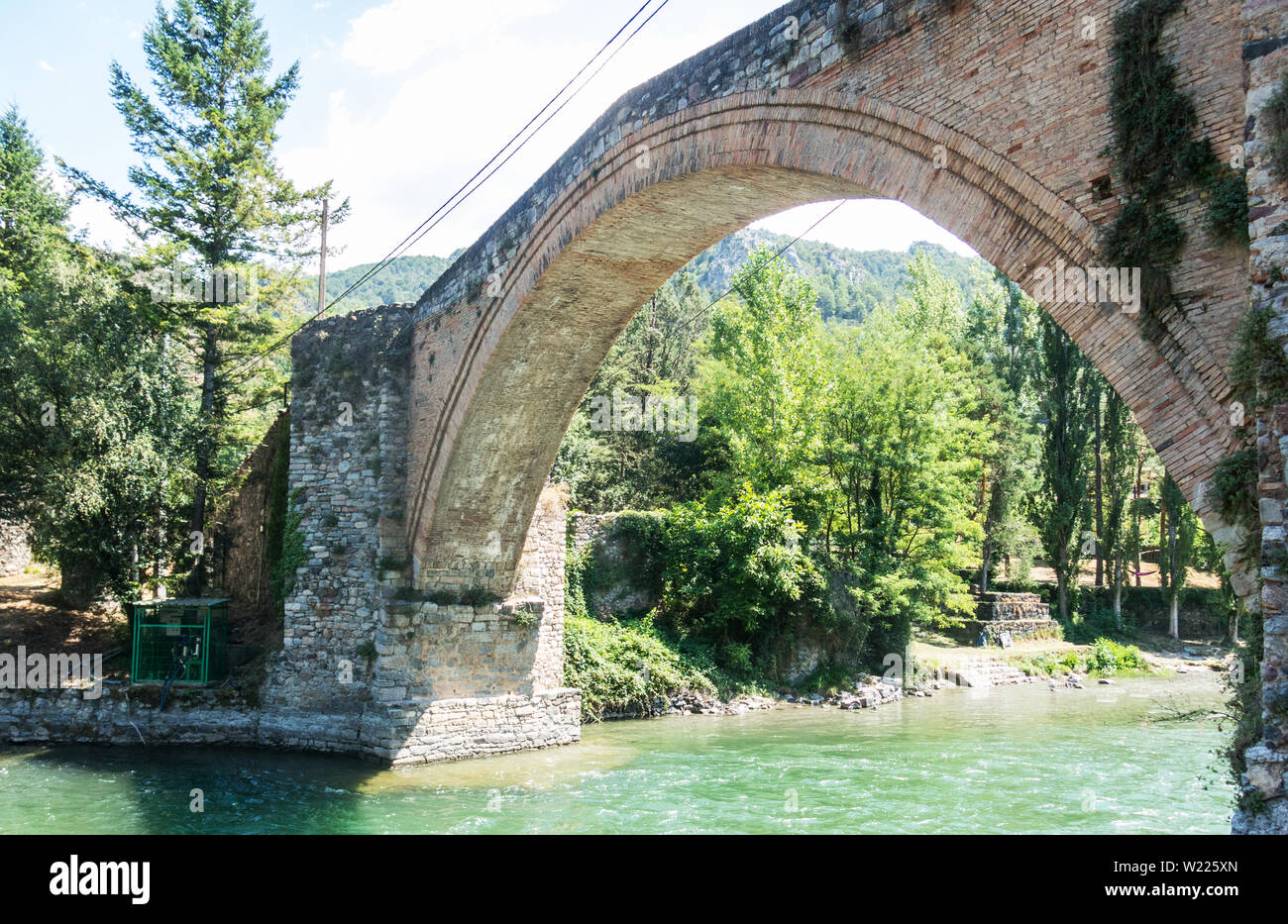 Romanesque bridge with a single arch, in Gerri de la Sal, on the Noguera Pallaresa river. Catalan Pyrenees. Catalonia, Spain. Stock Photo