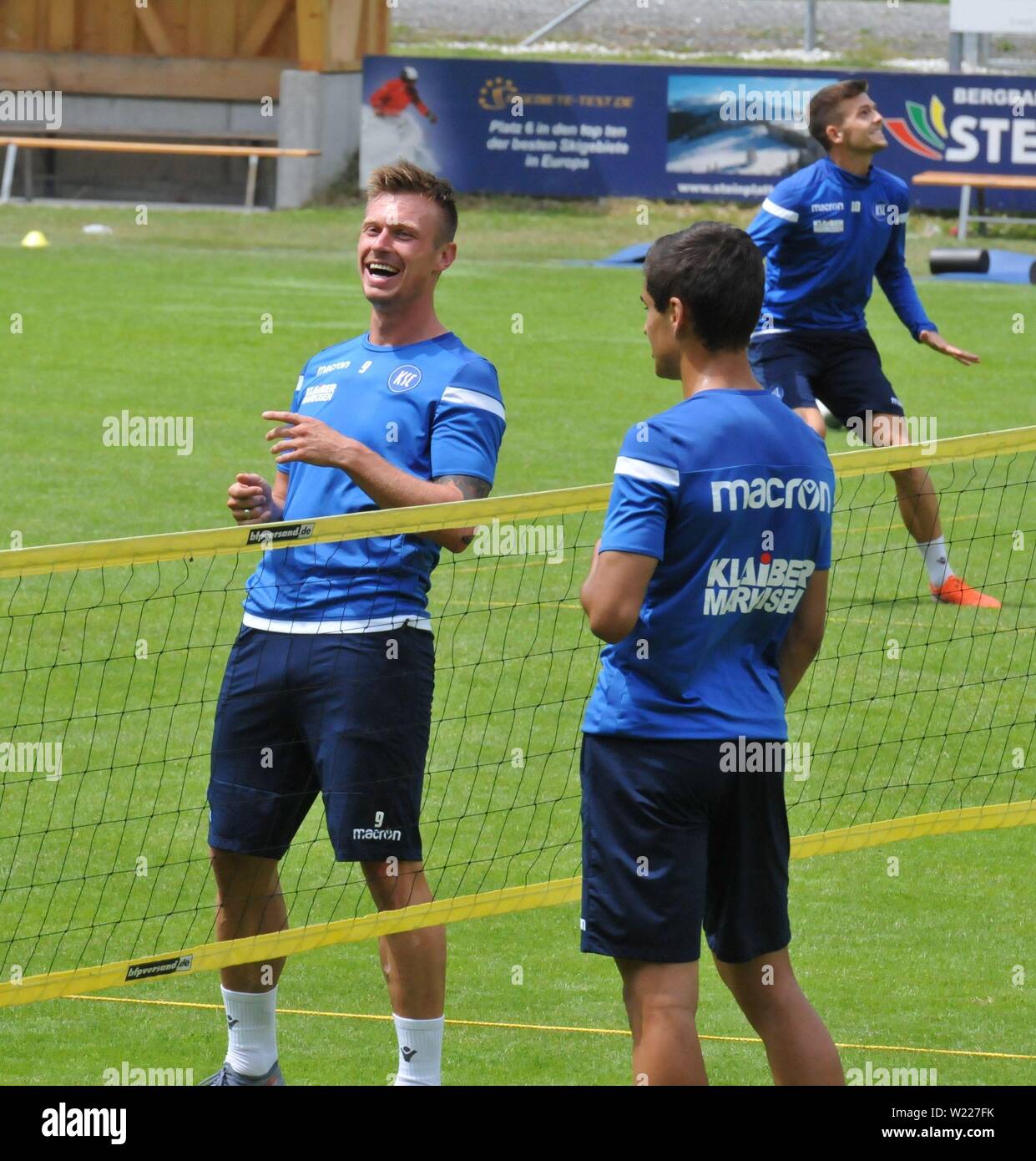 Ksc Spielt Fussballtennis Zweitliga Aufsteiger Karlsruher Sc In