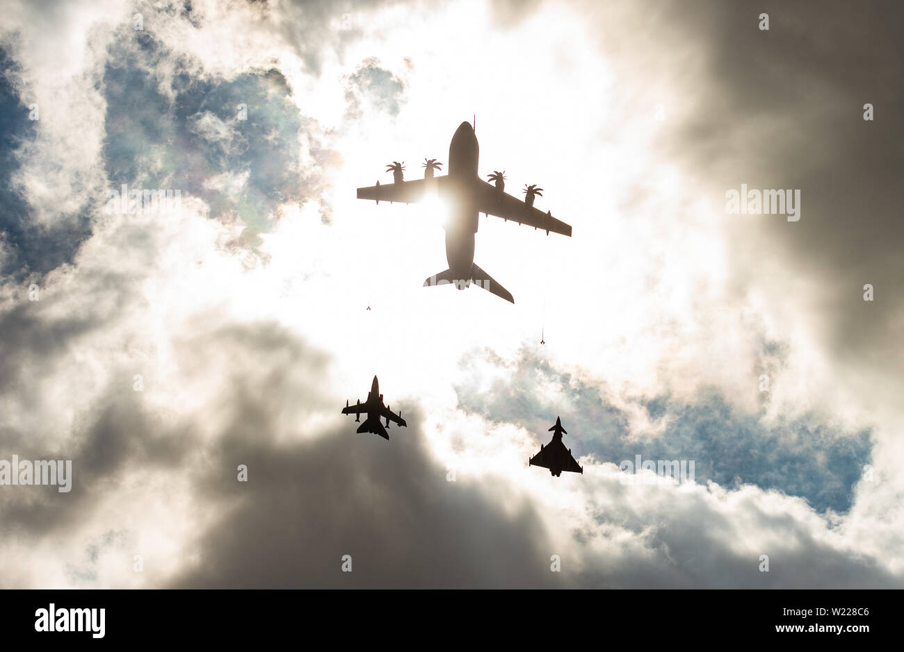 Wunstorf Steinhude Lower Saxony Germany 5th July 19 An Airbus 00m Transport Aircraft M Flies In Front Of A Panavia 0 Tornado Fighter Jet L And A Eurofighter Typhoon Multi Purpose Fighter Aircraft R