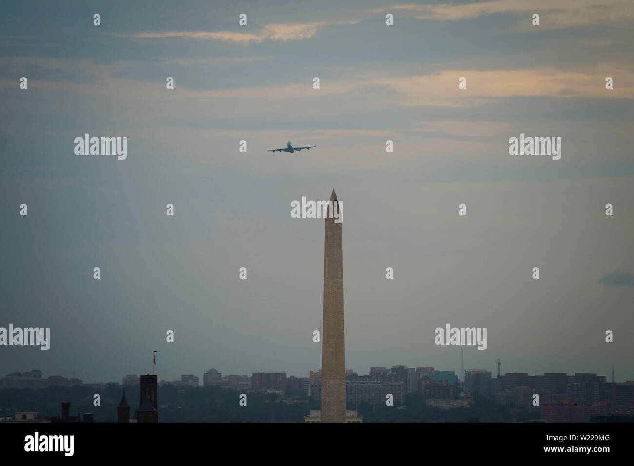 Washington, DC, USA. 4th July, 2019. A Boeing VC-25, known as Air Force One when the president is aboard, flies over the National Mall and Washington Monument. The military flyovers were arranged at the behest of President Trump, part of his controversial "Salute to America"" address on Independence Day from the Lincoln Memorial at one end of the National Mall in Washington, DC. Credit: Jay Mallin/ZUMA Wire/Alamy Live News Stock Photo