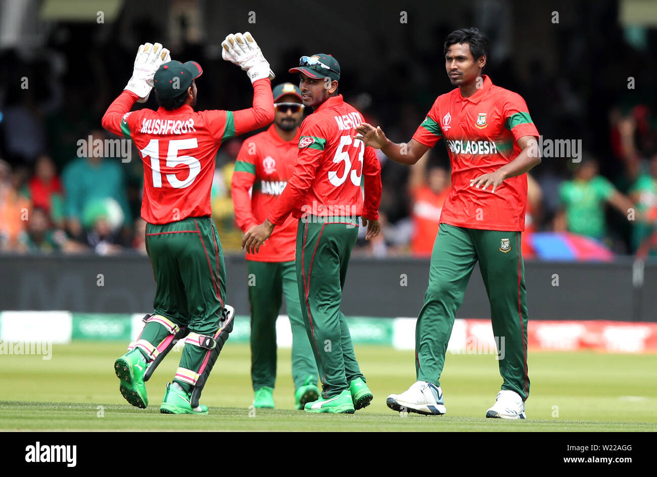 Pakistan's Bangladesh's Mushfiqur Rahim (right) celebrates with Mehedi Hasan Miraz and Mushfiqur Rahim (left) after taking the wicket of Pakistan's Haris Sohail during the ICC Cricket World Cup group stage match at Lord's, London. Stock Photo