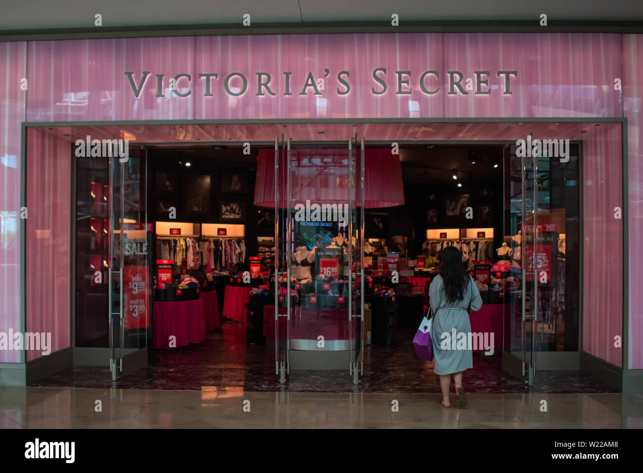 Orlando, Florida. June 6, 2019 .Main entrance of Victoria Secret store in  The Mall at Millenia Stock Photo - Alamy
