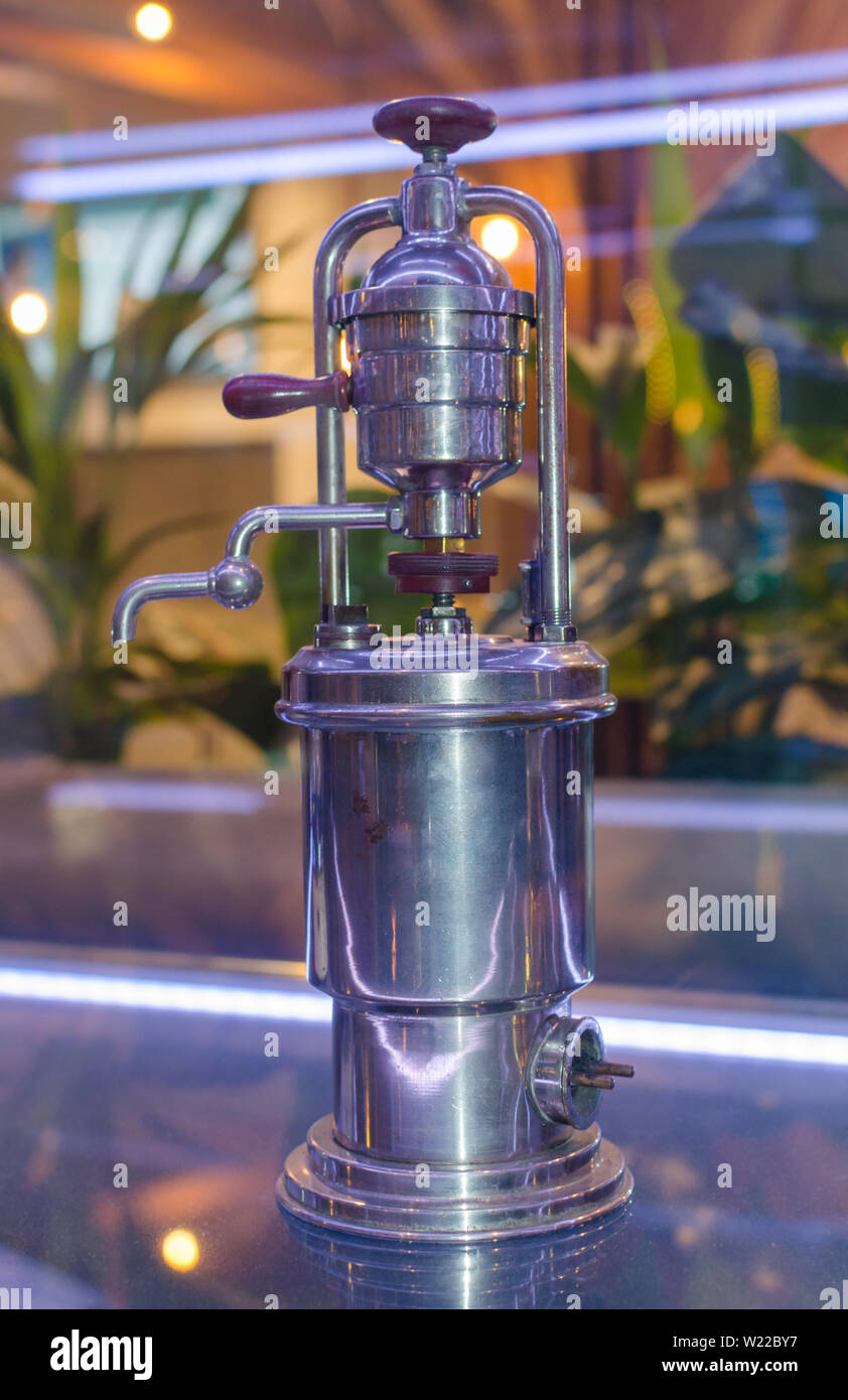 Waterig Alexander Graham Bell stroom Coffee machine Melitta automat 120 features, the well-known filter holder model Stock Photo - Alamy Waterig Alexander Graham Bell stroom Coffee machine Melitta automat 120 features, the well-known filter holder model Stock Photo - Alamy