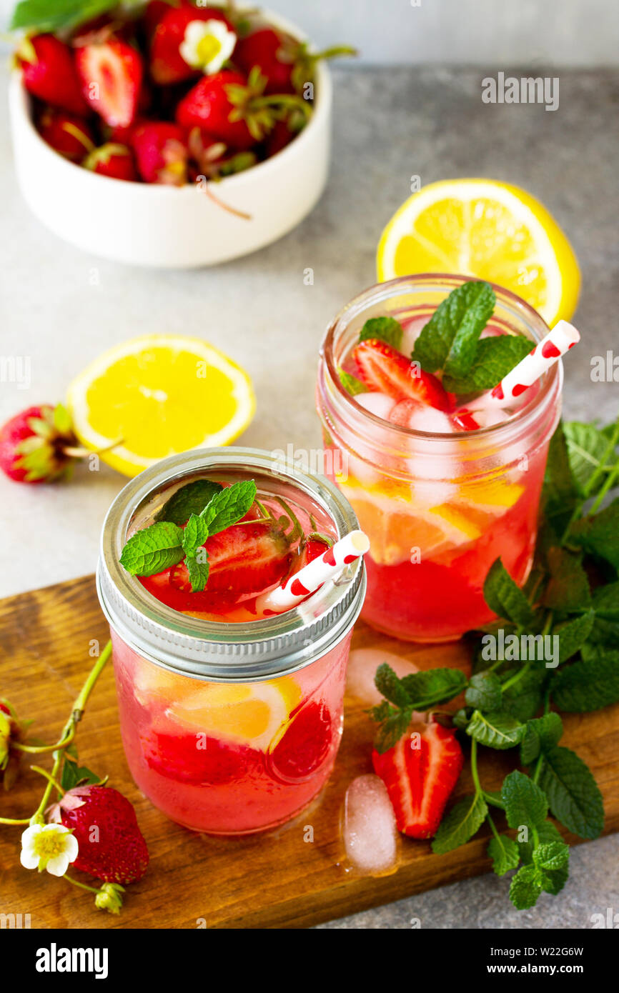 Lemonade fresh srtawberries lemons hi-res stock photography and images ...