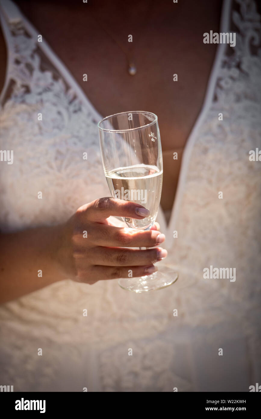 Hand von Braut mit Schaumwein Stock Photo