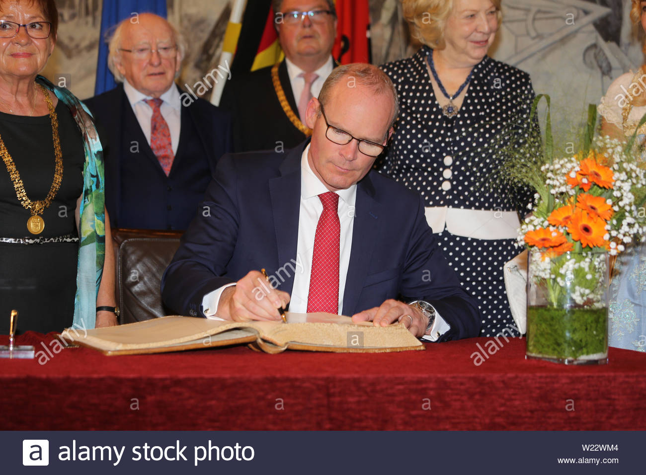 Wurzburg, Germany. 05th July, 2019. Irish Tánaiste Simon Coveney signs the visitors book in Würzburg town hall today. President Michael D Higgins has visited Würzburg with Mr Coveney in Bavaria today on the last leg of their diplomatic trip to Germany. Earlier in the week he met Angela Merkel and German President Frank Steinmeier. President Higgins stopped at the university library this afternoon to view treasures of Irish literature and art, in particular the work of the famous German philospher, linguist and Latin scholar Casper Zeuss whose book Grammatica Celtica first documented the gramma Stock Photo