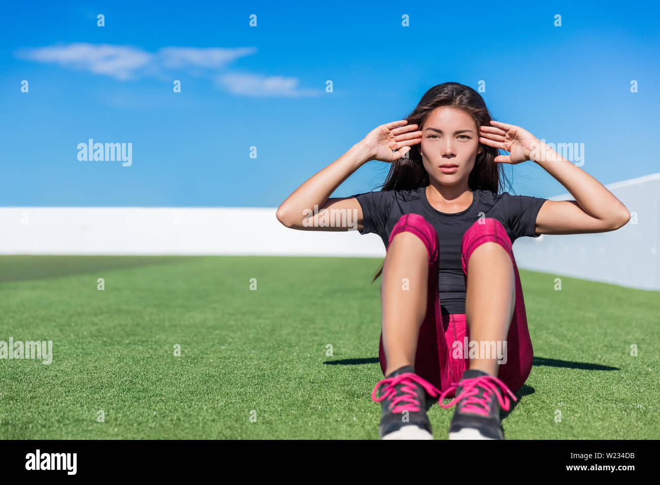 Woman situps exercise hi-res stock photography and images - Alamy
