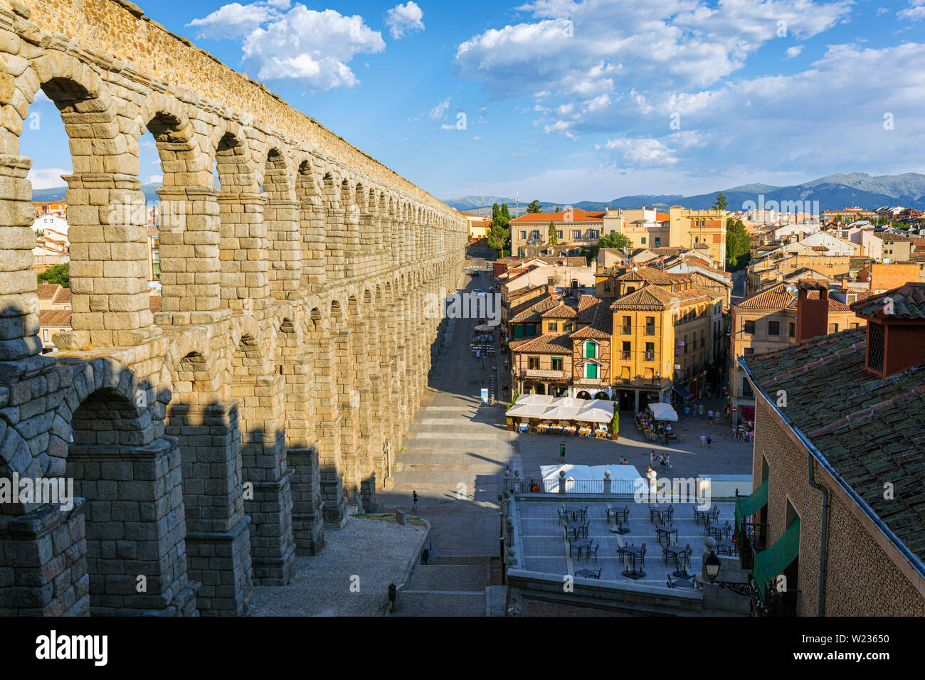 Segovia, Segovia Province, Castile and Leon, Spain.  The Roman Aqueduct in Plaza del Azoguejo which dates from the 1st or 2nd century AD.  The Old Tow Stock Photo
