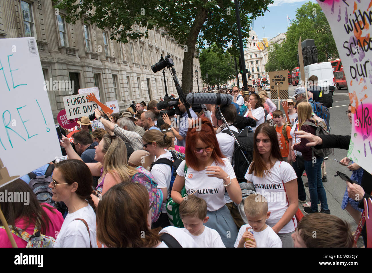 #GIVEME5 - School children, parents, teachers march to no.10 Downing street to protest against school cuts and schools opening for 4 1/2 days a week. Stock Photo