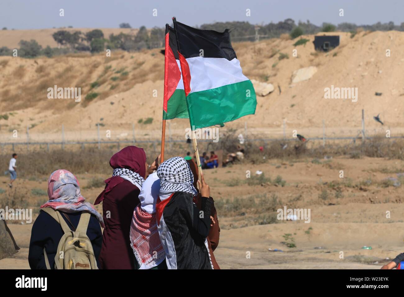 Al-Buraj Refugee Camp, The Gaza Strip, Palestine. 5th July, 2019. Palestinians during clashes with Israeli troops eastern of al-Buraj refugee camp in central of the Gaza Strip. Credit: Mahmoud Khattab/Quds Net News/ZUMA Wire/Alamy Live News Stock Photo