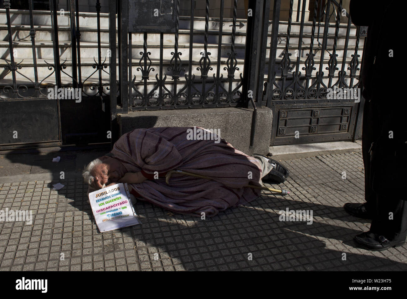 July 4, 2019 - Buenos Aires, Federal Capital, Argetina - Five homeless people have lost their lives due to a cold wave that affects a large part of Argentina with snowfall, freezing wind and temperatures below zero in at least 15 of the country's 24 provinces..The Minister of Human Development and Habitat of the city of Bueno Aires, Guadalupe Tagliaferri, said that 1,146 people live on the streets and more than 40 teams are working on the streets to help people without roofs..The non-governmental organization Red Solidaria announced that five people without roofs have died in two weeks..The Ri Stock Photo