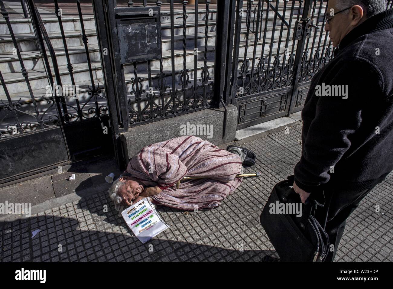 Buenos Aires, Federal Capital, Argetina. 4th July, 2019. Five homeless people have lost their lives due to a cold wave that affects a large part of Argentina with snowfall, freezing wind and temperatures below zero in at least 15 of the country's 24 provinces.The Minister of Human Development and Habitat of the city of Bueno Aires, Guadalupe Tagliaferri, said that 1,146 people live on the streets and more than 40 teams are working on the streets to help people without roofs.The non-governmental organization Red Solidaria announced that five people without roofs have died in two weeks.The Ri Stock Photo