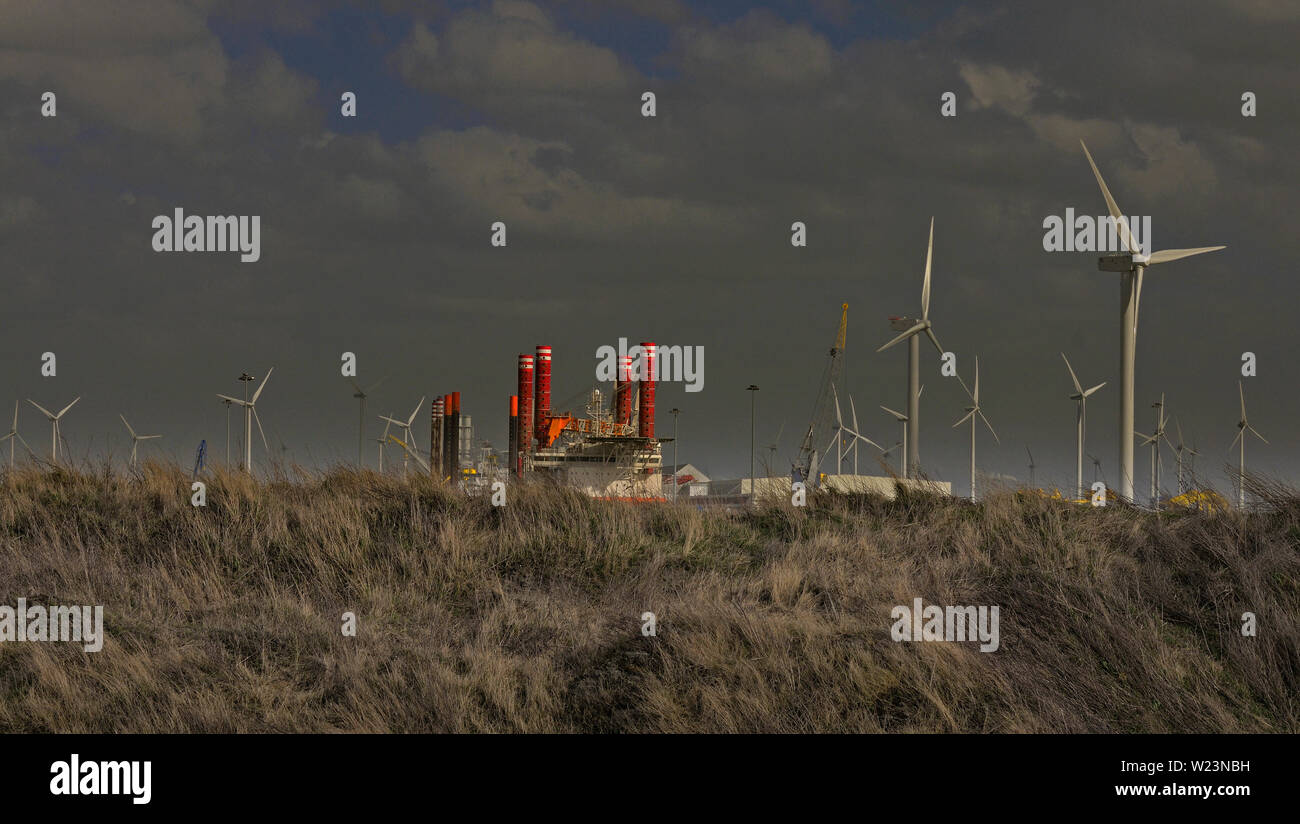 d130043 (1770) - eemshaven ( provinz groningen ) - 2013-04-18 do ---  hafen - windkraftanlagen - hintergrund : offshore montageschiff brave tern ( imo Stock Photo