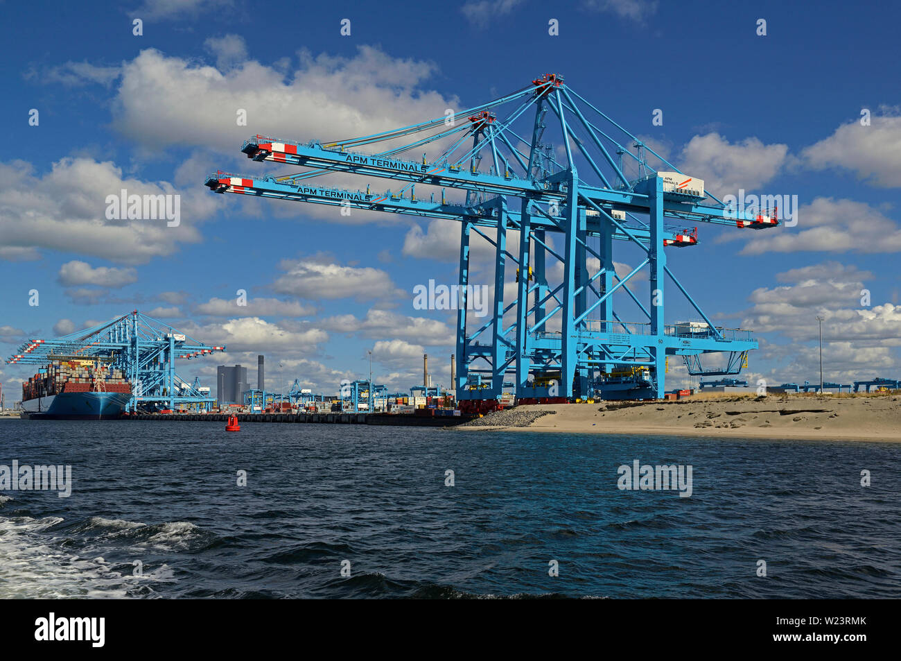 port of rotterdam, zuid holland/netherlands - september 07, 2018:  triple e class containership mumbai maersk (imo  9780471) loading/unloading cargo a Stock Photo