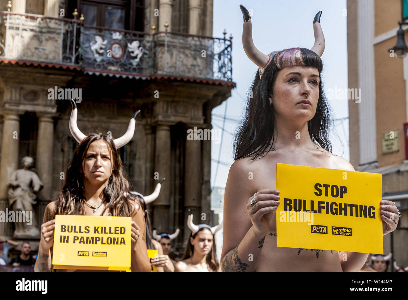 Pamplona, Navarra, Spain. 5th July, 2019. Activists against animal cruelty hold banners anti bullfightings killings during a protesting performance before the San Fermin celebrations in the main square of Pamplona, Spain. Credit: Celestino Arce Lavin/ZUMA Wire/Alamy Live News Stock Photo