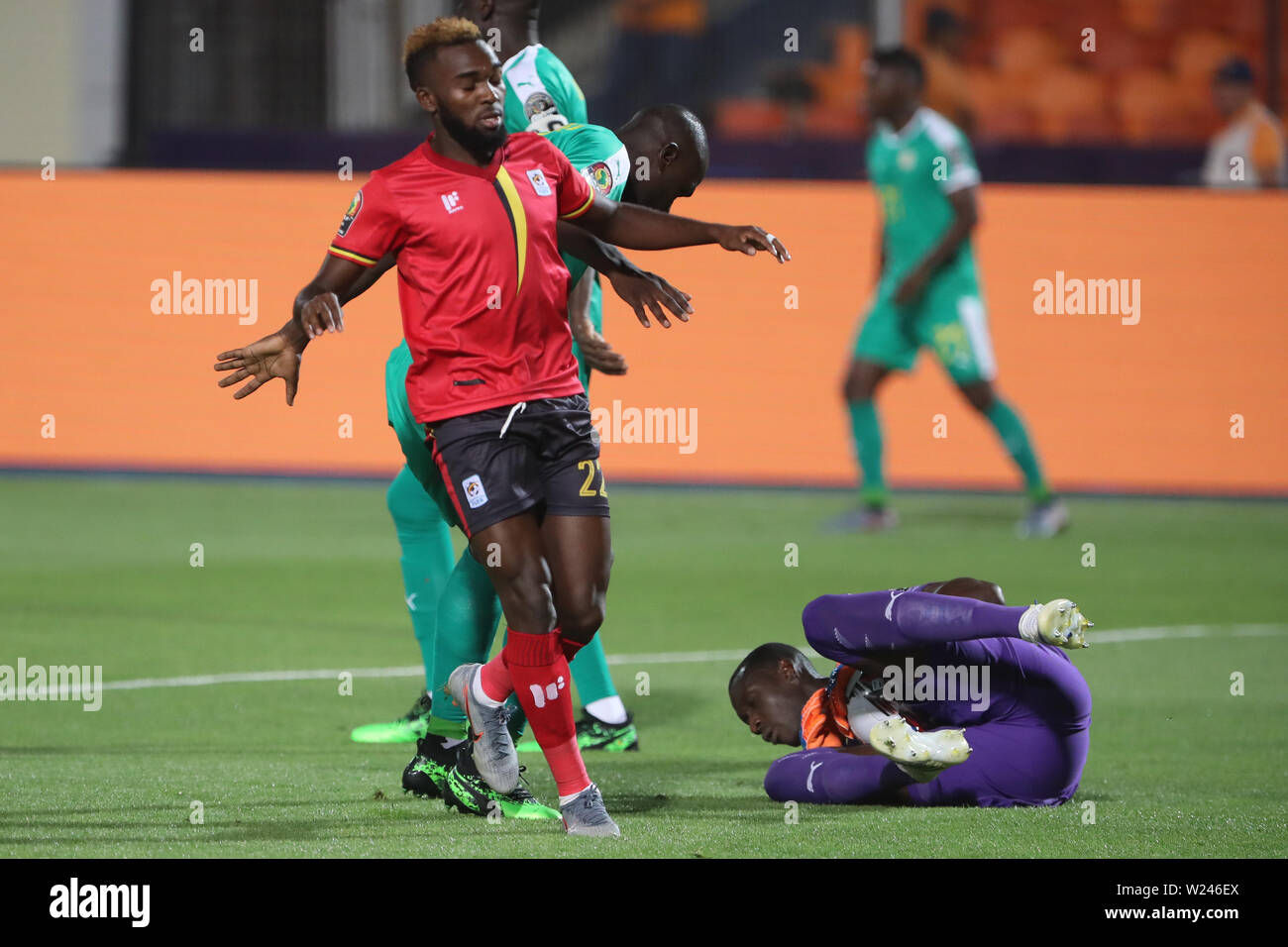 Cairo, Egypt. 05th July, 2019. Senegal's Alfred Gomis (R) catches the ball before Uganda's Lumala Abdu during the 2019 Africa Cup of Nations round of 16 soccer match between Uganda and Senegal at Cairo International Stadium. Credit: Gehad Hamdy/dpa/Alamy Live News Stock Photo
