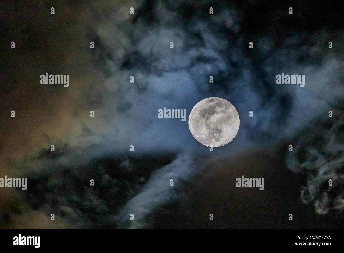 Full moon with clouds and night sky hi-res stock photography and images ...