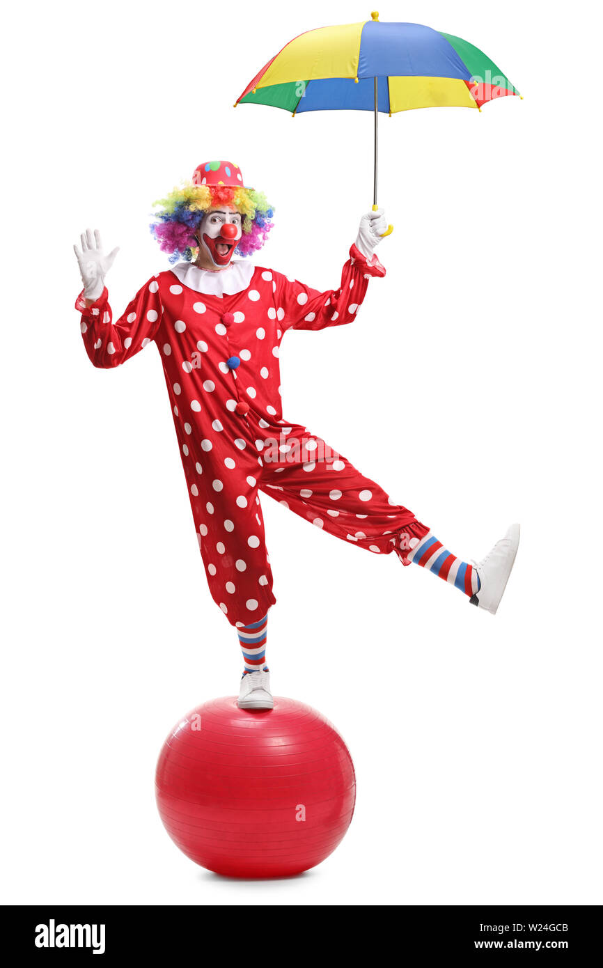 Сидящий клоун. Клоун держит в руках. Клоун с белыми шариками для детей. Клоун сидит. Клоун держит шарики.