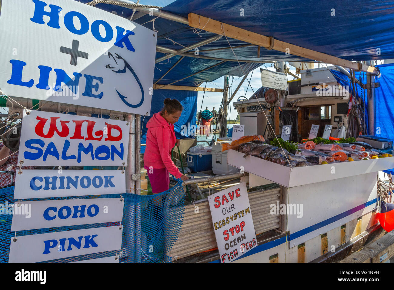 Canada, British Columbia, Steveston, Fisherman's Wharf, seafood sales direct from boat Stock Photo