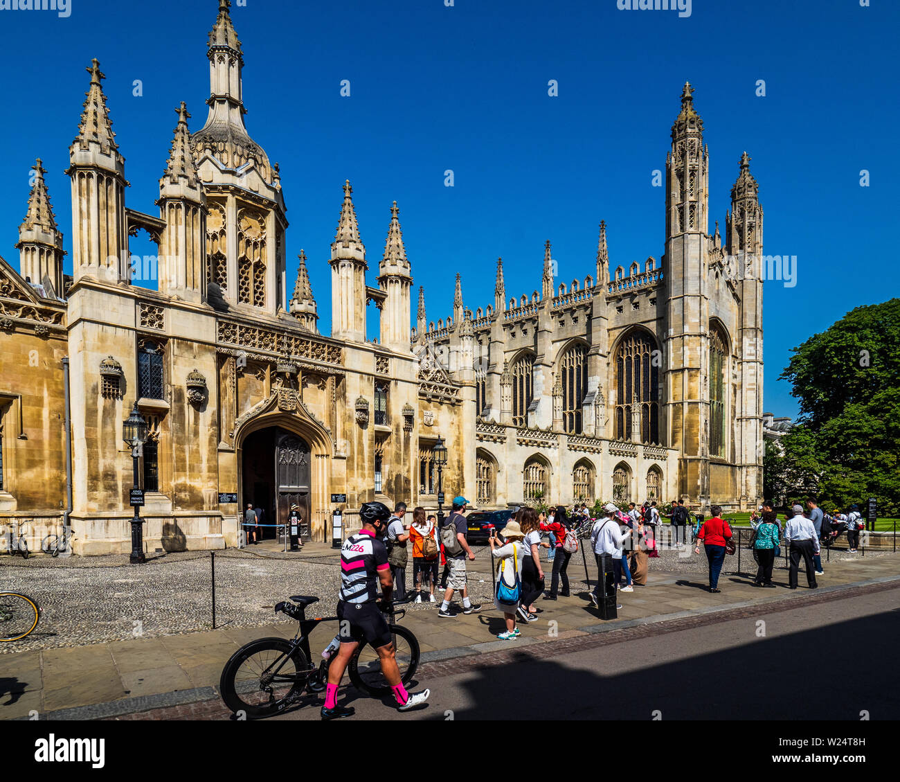 Cambridge Tourism - Cambridge University Kings College - tourists outside the front of Kings College in Central Cambridge Stock Photo