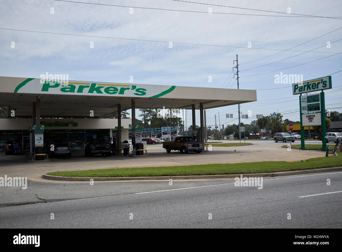 parker's convenience store and gas station usa Stock Photo Alamy