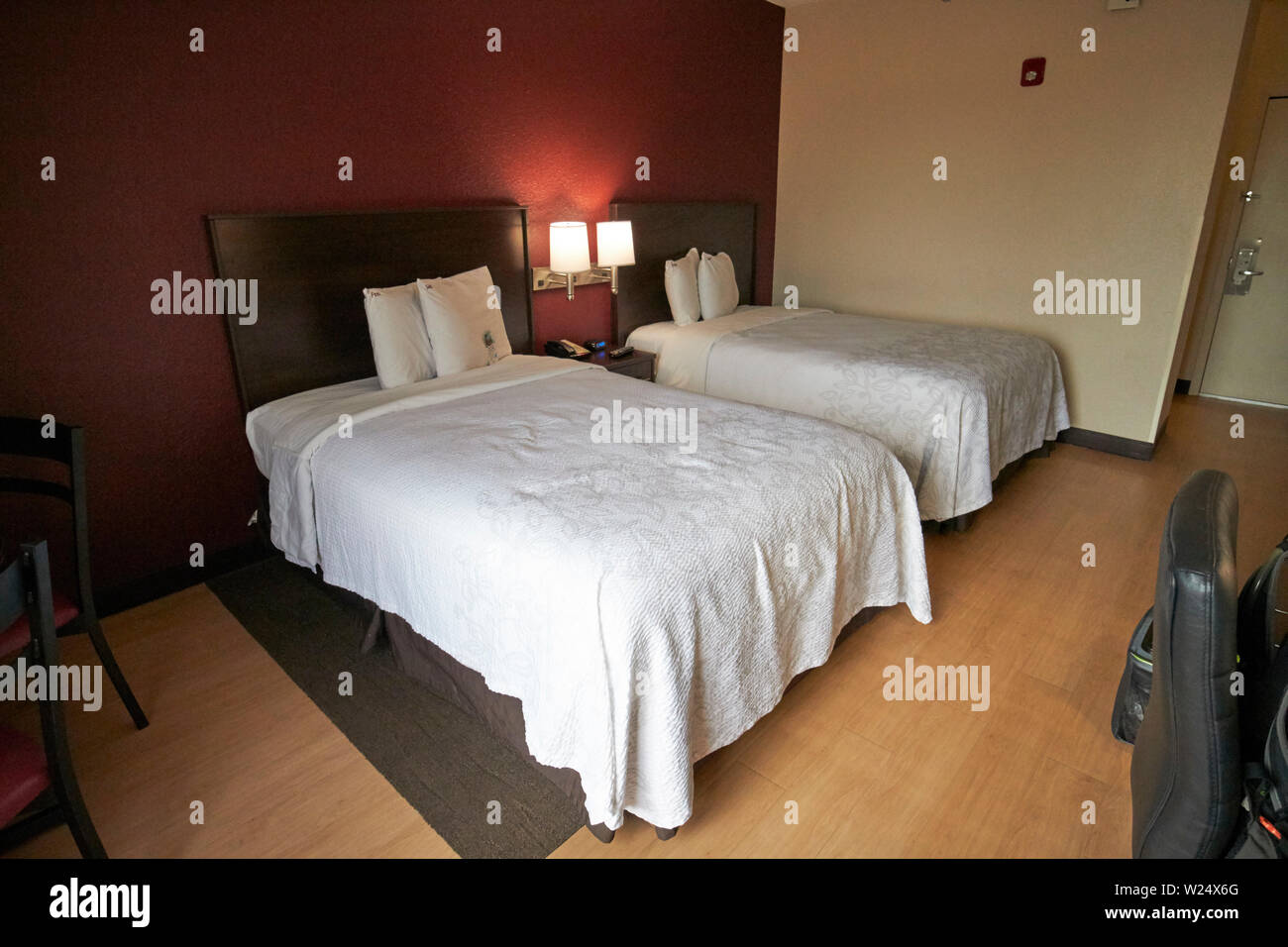 twin queen sized beds in a cheap hotel room red roof plus usa Stock Photo