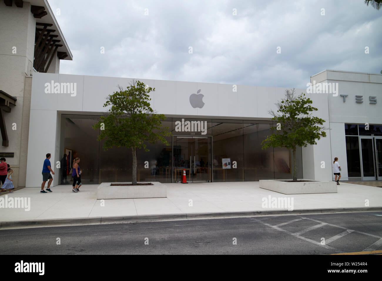 Town center mall hi-res stock photography and images - Alamy