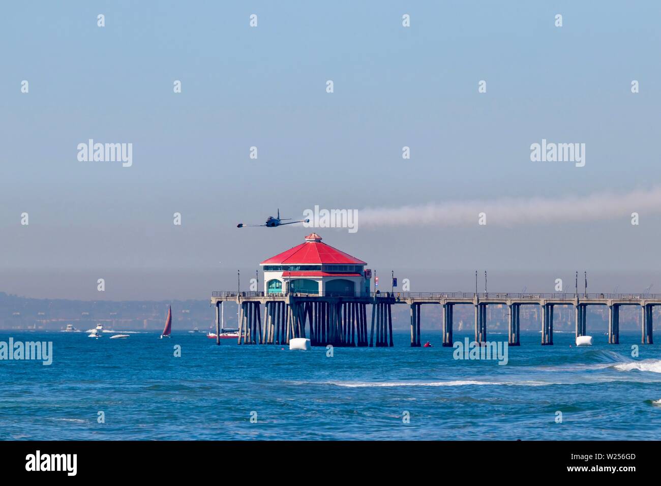 A plane flying over Ruby's surf city diner in Huntington Beach, CA Stock Photo