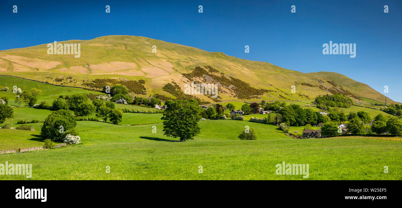 UK, Cumbria, Sedbergh, Marthwaite, remote farmhouses on Howgill Lane below Winder and Howgill Fells, panoramic Stock Photo