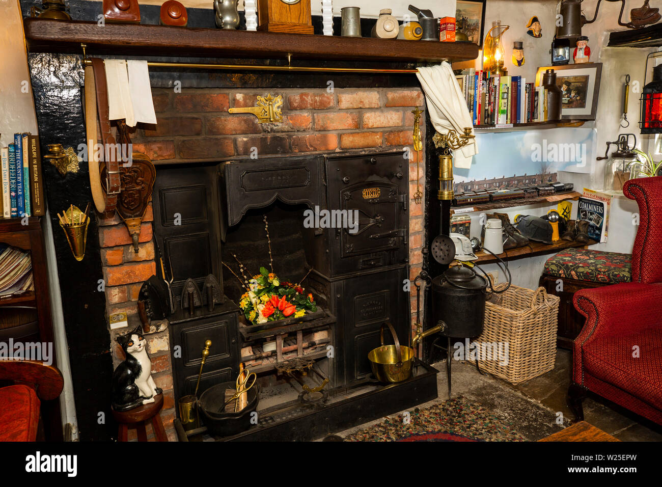 UK, Cumbria, Sedbergh, Caultey, Cross Keys, 1732 Temperance Inn interior, Parlour range Stock Photo