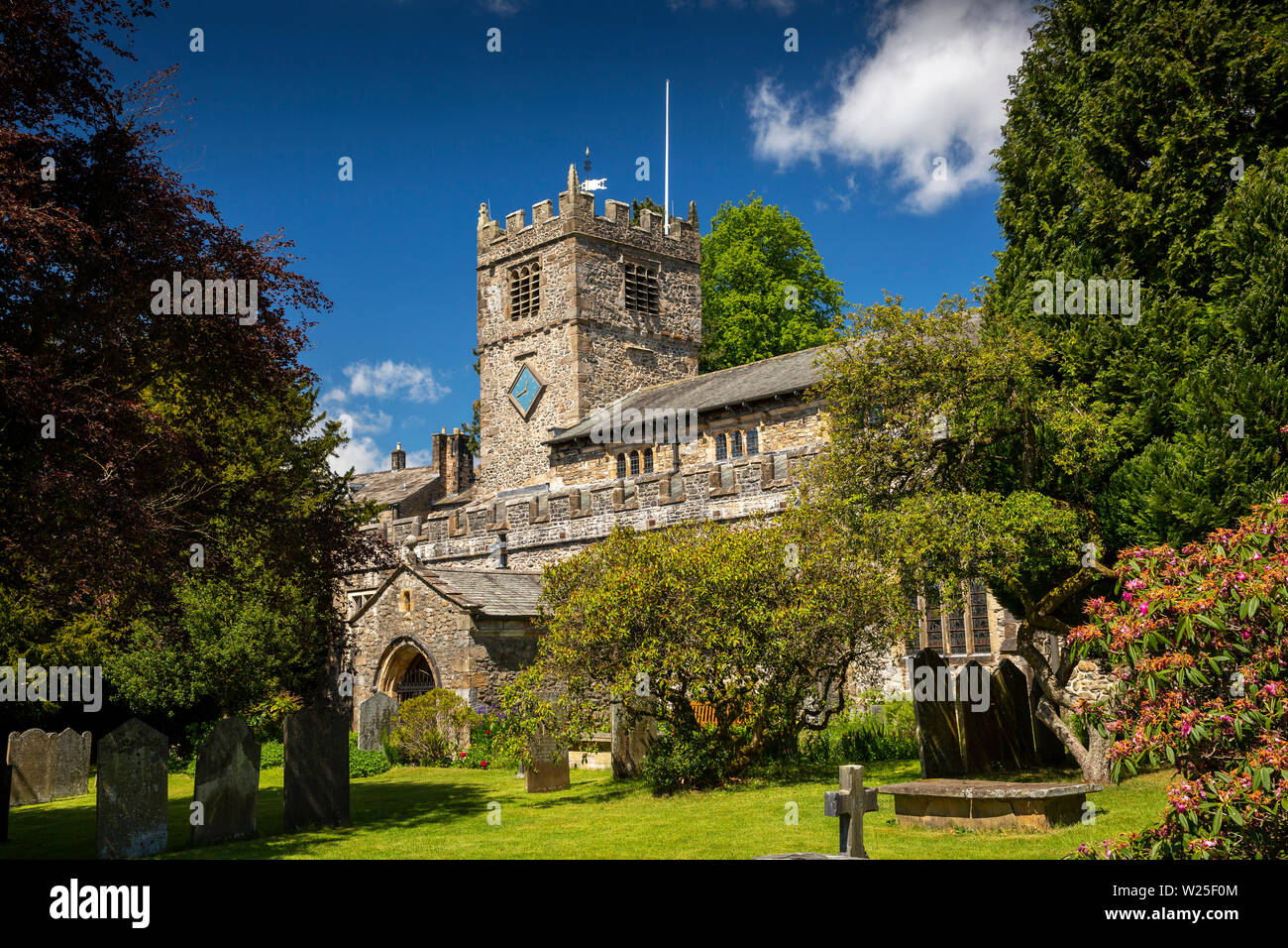 UK, Cumbria, Sedbergh, Finkle Street, St Andrew’s Parish Church from the churchyard Stock Photo