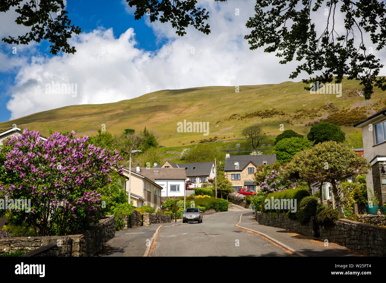 UK, Cumbria, Sedbergh, Winfield Road, modern housing below slopes of Winder in Howgill Fells Stock Photo