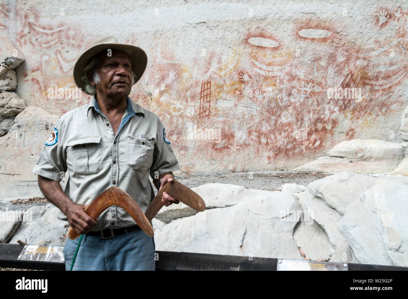 Fred Conway, an Aboriginal elder who acts as a ranger / guide for the Carnarvon Gorge National Park in the Central Highlands of Queensland in Australi Stock Photo