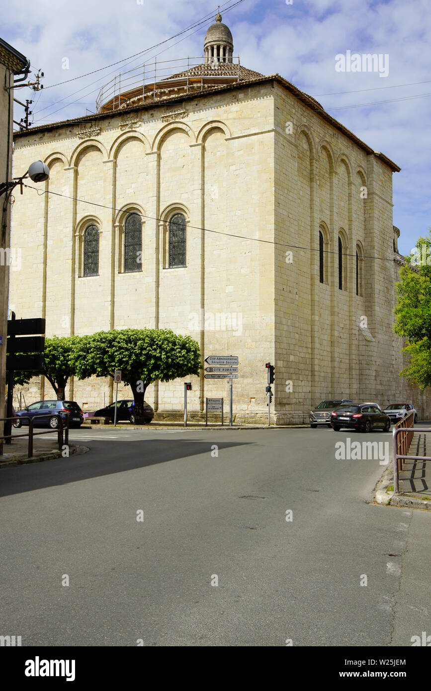 Street view of St-Etienne-de-la-Cite church, Perigueux, Aquitaine-Limousin-Poitou-Charentes, France. Stock Photo