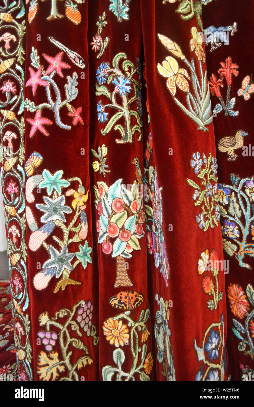 The Corbett Bed made from Carved Walnut at Shrewsbury Museum and Art Gallery, Shrewsbury, Shropshire, UK. The curtains were embroidered by volunteers. Stock Photo