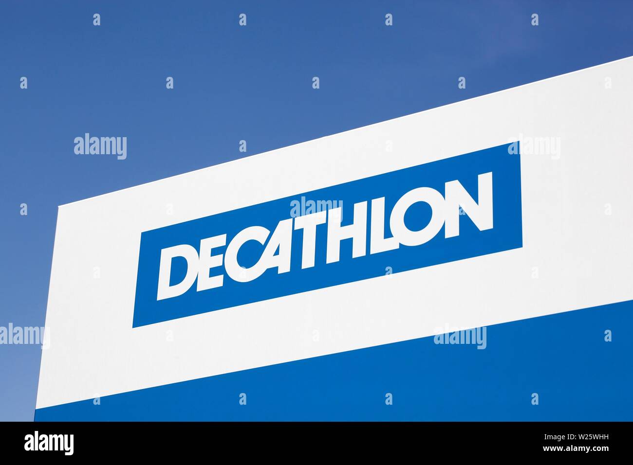 Oct 18, 2019 Emeryville / CA / USA - Close up of Decathlon logo on the  facade of Decathlon Sporting Goods flagship store, the first open in the  San Fr Stock Photo - Alamy