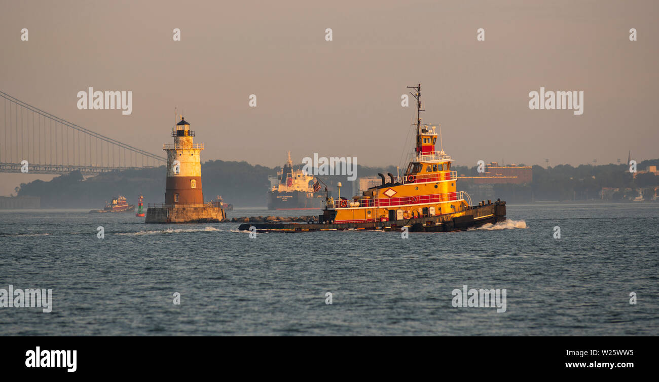 Sunset lights hits the boats moving around off Constable Hook in the Main Channel, Upper New York Bay Stock Photo