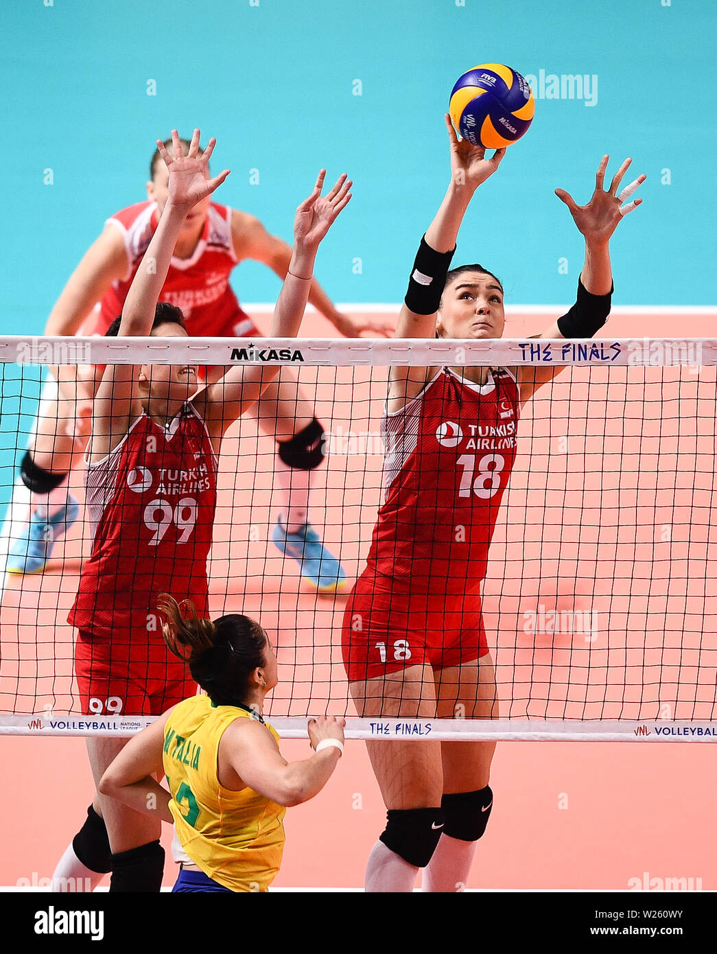 Zehra GunesZehra Güneş volleyball prowess