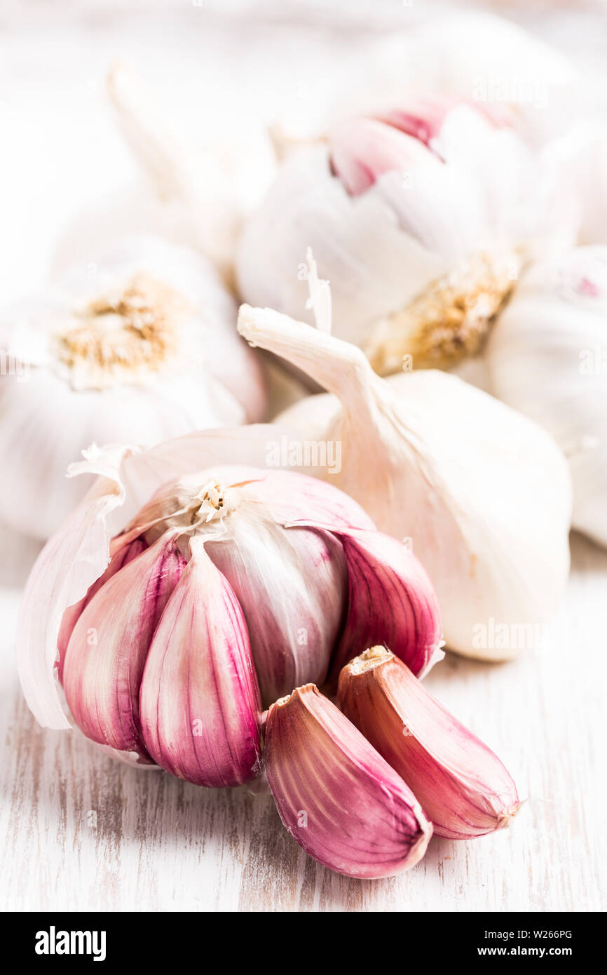 healing / medicinal plants: (Allium sativum) Garlic - bulbs and individual cloves Stock Photo