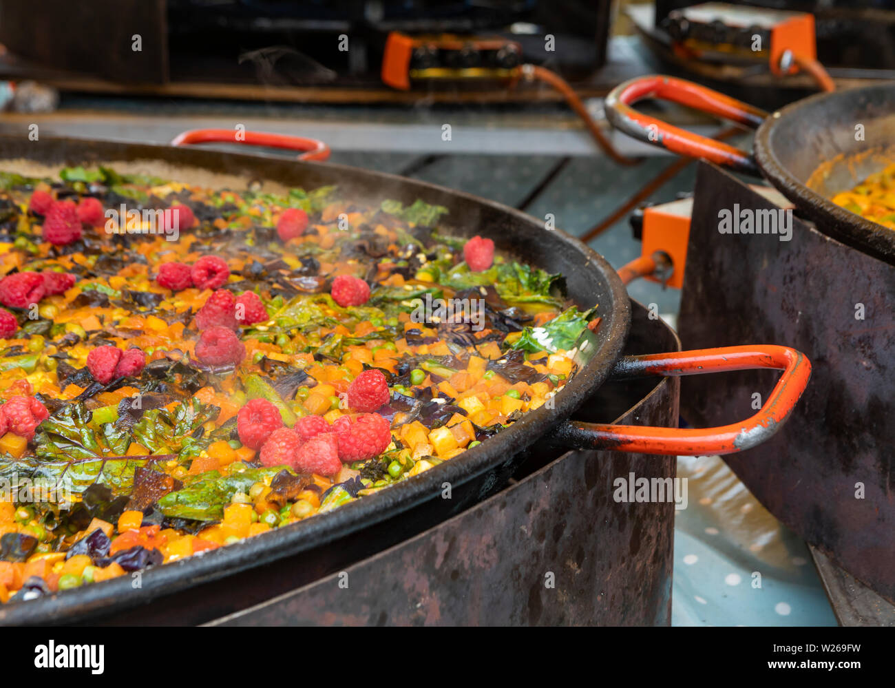 https://c8.alamy.com/comp/W269FW/paella-is-cooking-in-a-a-big-gas-cooker-and-steam-is-bubbling-W269FW.jpg
