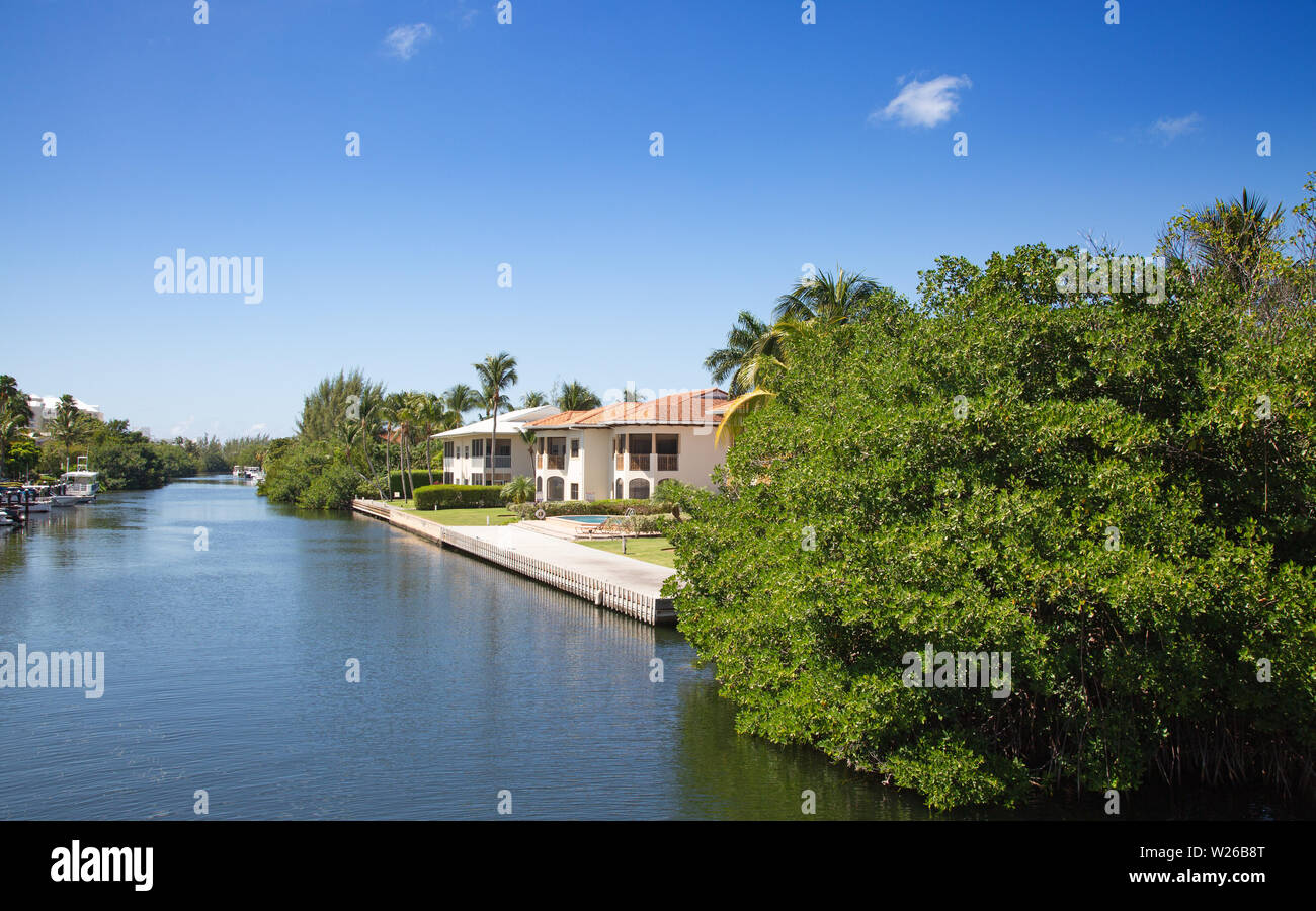 Luxury houses on the Grand Cayman island Stock Photo Alamy