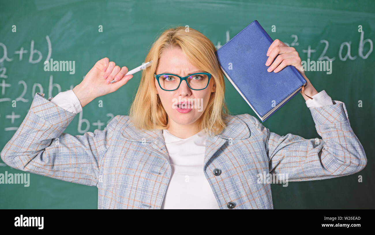 Teacher burnout. Стресс учителя. Фото стресс учителя. Стресс учитель болеет. Кидают в учителя бумажки.