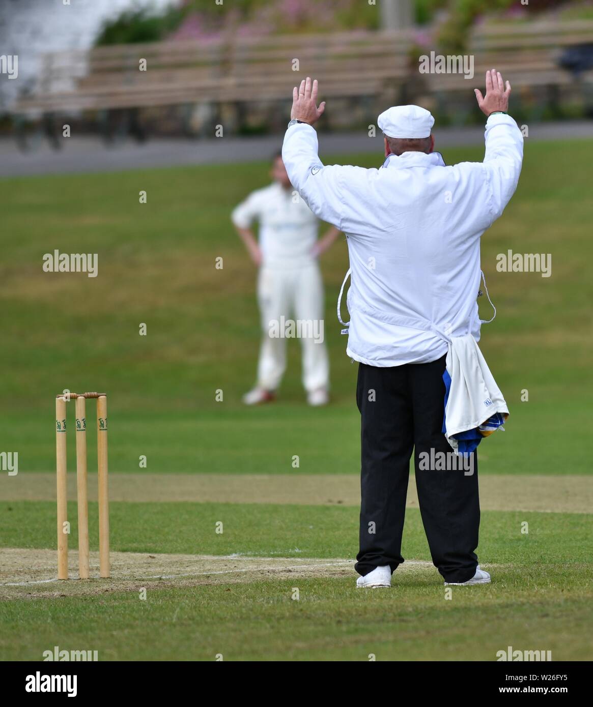 Cricket umpire signals hires stock photography and images Alamy
