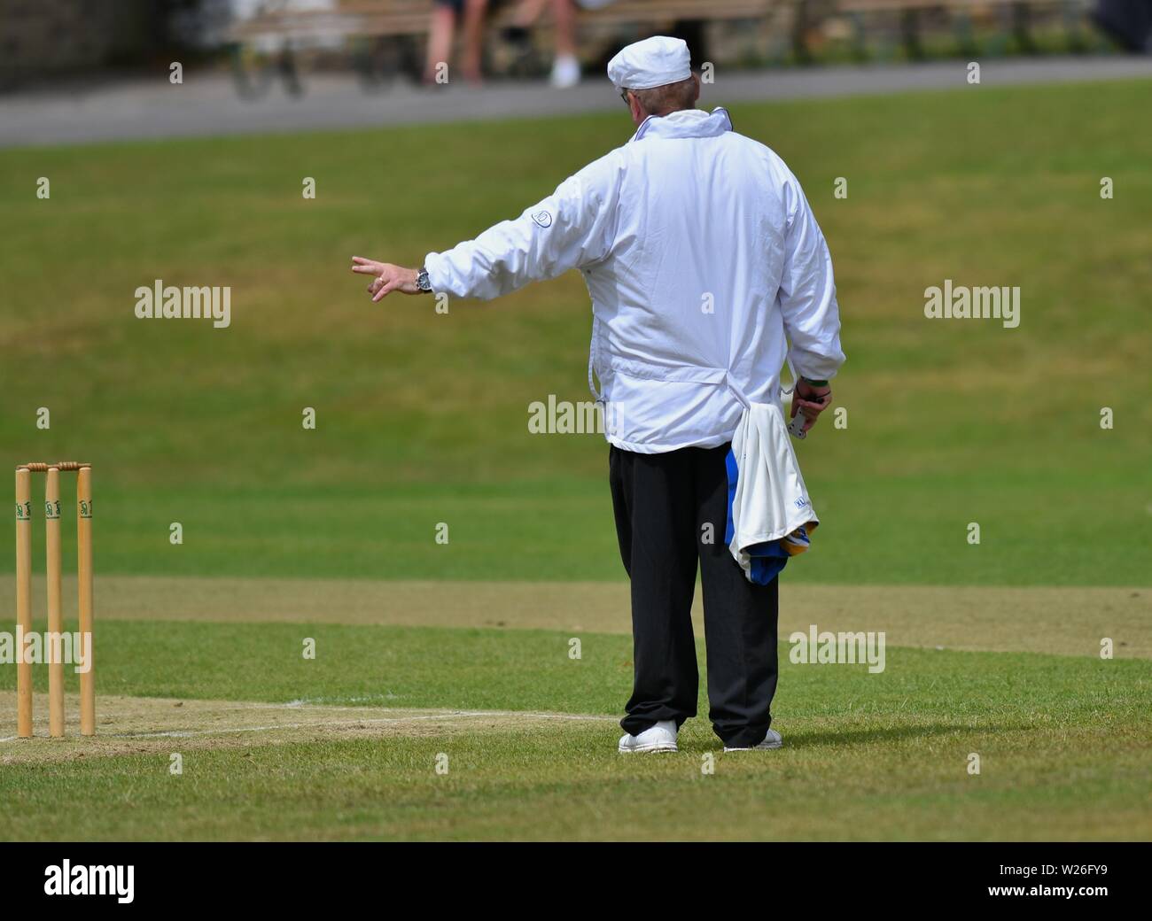Cricket umpire signals hires stock photography and images Alamy