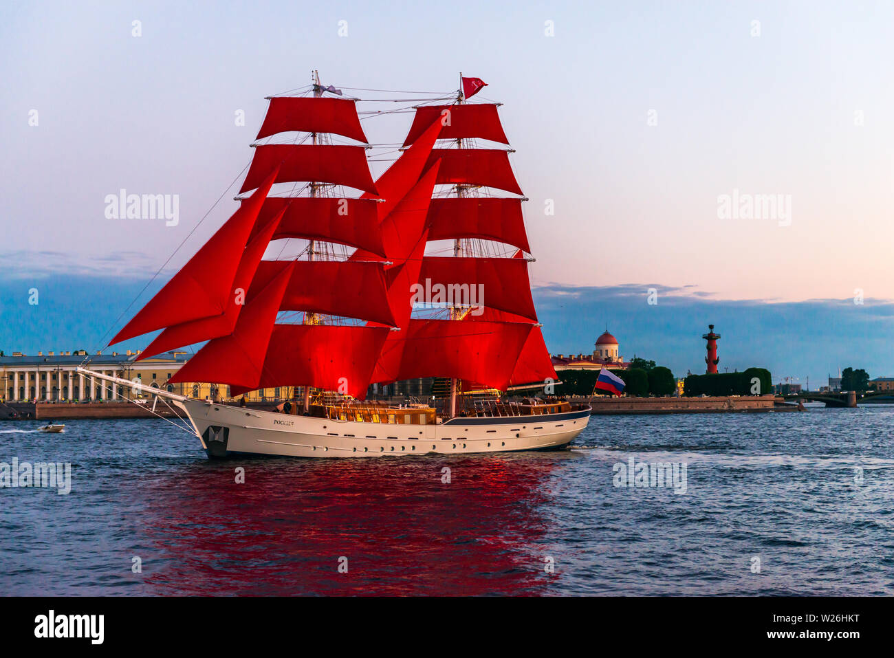 kampagne svømme psykologi Ship with red sails sails on the Neva. Preparation for the holiday of all  schoolchildren "Scarlet Sails" in St. Petersburg Stock Photo - Alamy