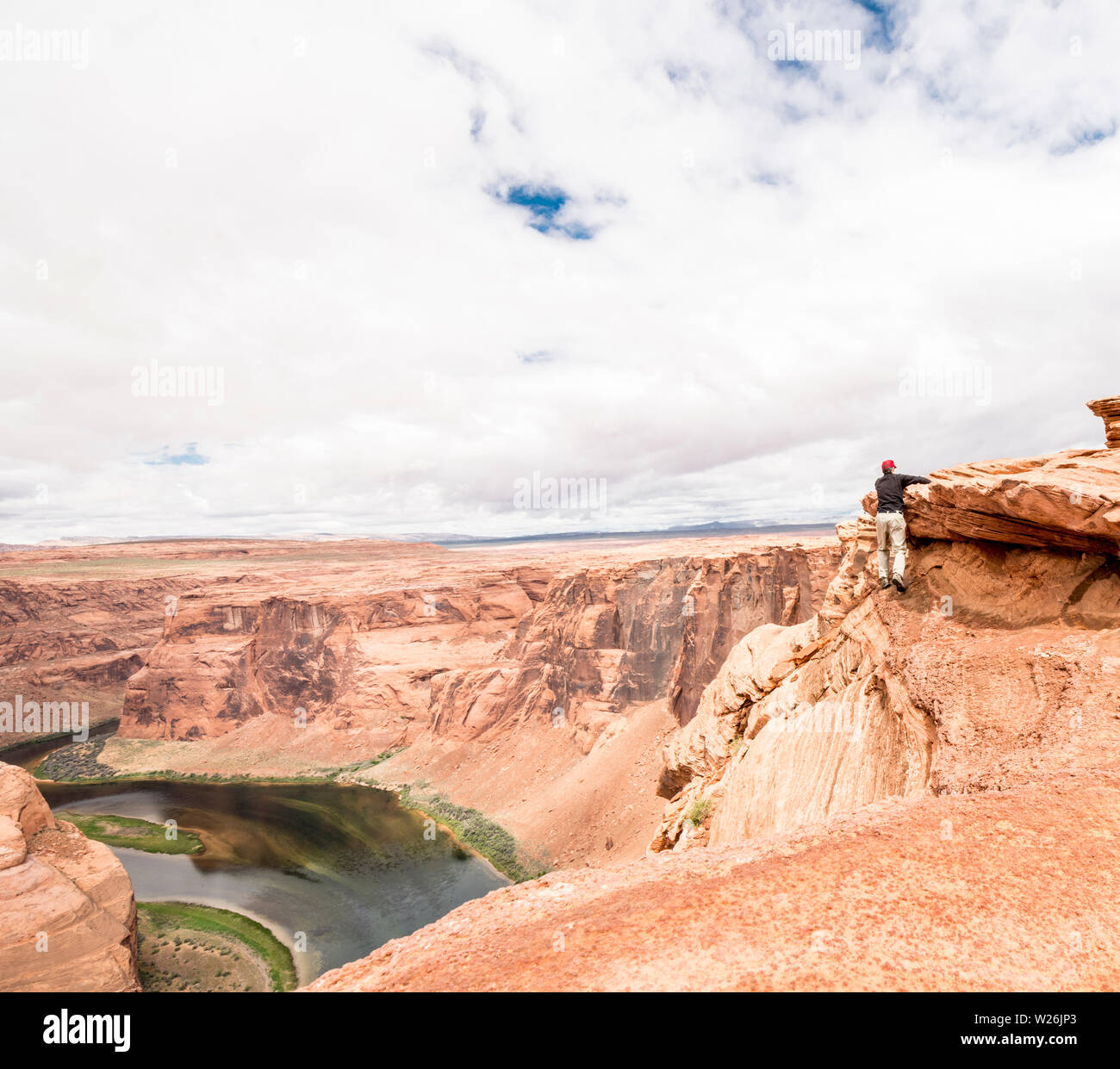 Tourist at Horseshoe Bend National Park skirts death at edge of cliff